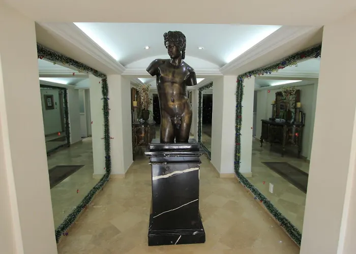 Newton Hotel *